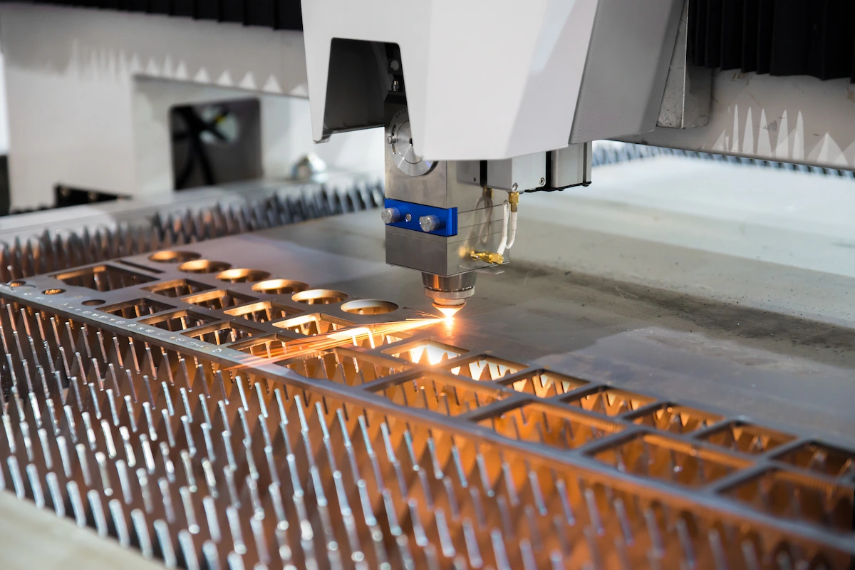 Precizno i optimizrano rezanje metala na CNC laser stroju